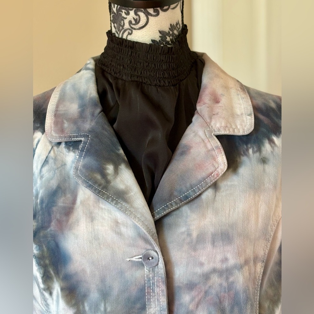 Chico’s Platinum, women’s Tie-Dye Short Sleeve Jean Jacket, size 3 - Picture 2 of 7